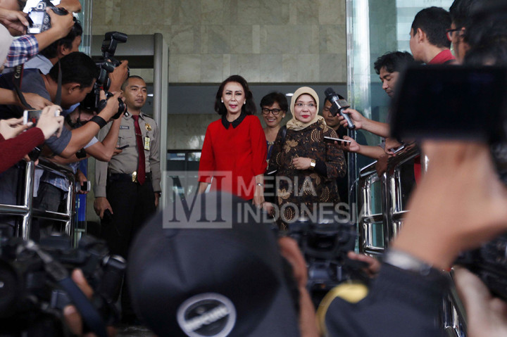Tiga mantan anggota pansel Pimpinan KPK 2015 (dari kiri) Yenti Garnasih, Natalia Subagyo dan Diani Sadiawati keluar dari Gedung KPK, Jakarta.