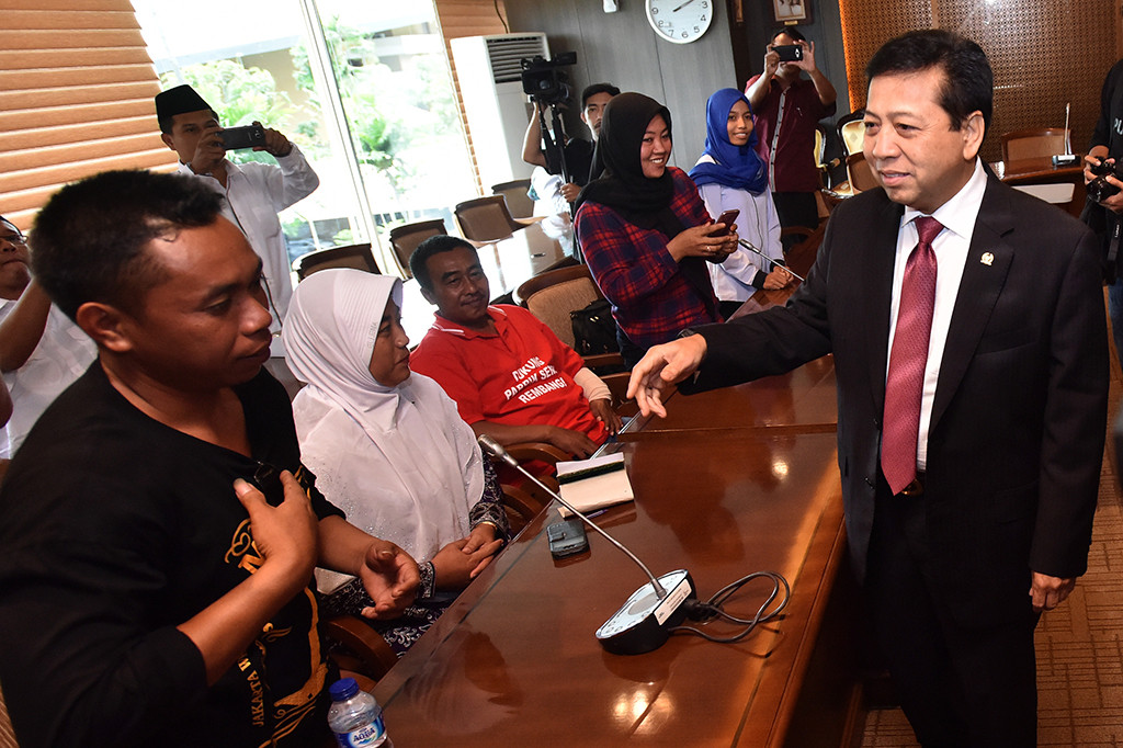 Ketua DPR Setya Novanto menerima warga Rembang di Kompleks Parlemen, Senayan, Jakarta.