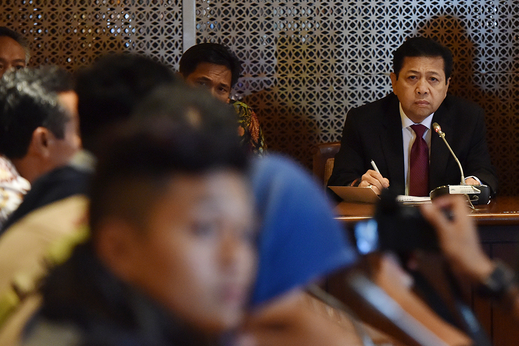 Ketua DPR Setya Novanto menyimak aduan warga Rembang di Kompleks Parlemen, Senayan, Jakarta.