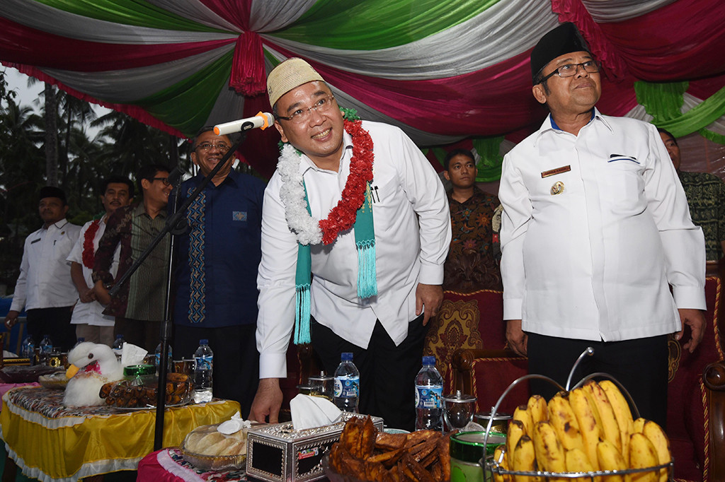 Menteri Desa, Pembangunan Daerah Tertinggal dan Transmigrasi Eko Putro Sandjojo (kedua kanan) didampingi Bupati Gorontalo Utara Indra Yasin (kanan) meresmikan sarana air bersih di Desa Deme I, Kecamatan Sumalata Timur, Gorontalo Utara.