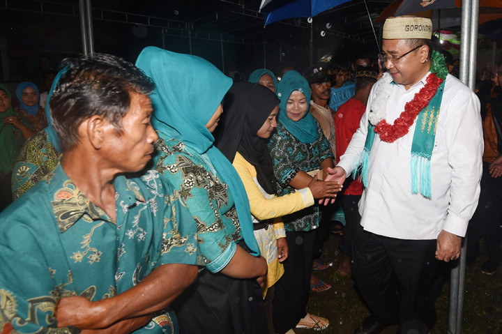 Menteri Desa, Pembangunan Daerah Tertinggal dan Transmigrasi Eko Putro Sandjojo (kanan) bersalaman dengan warga usai meresmikan sarana air bersih di Desa Deme I, Kecamatan Sumalata Timur, Gorontalo Utara.