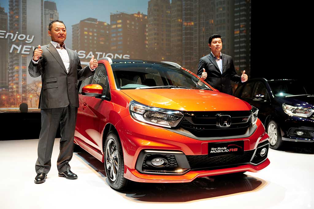 Presdir PT Honda Prospect Motor (PT HPM) Tomoki Uchida (kiri) bersama Direktur Pemasaran dan Layanan Purna Jual Jonfis Fandy mengacungkan dua jempol saat peluncuran New Honda Mobilio di Jakarta, Kamis (12/1/2017).
