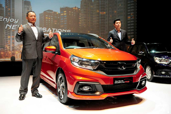 Presdir PT Honda Prospect Motor (PT HPM) Tomoki Uchida (kiri) bersama Direktur Pemasaran dan Layanan Purna Jual Jonfis Fandy mengacungkan dua jempol saat peluncuran New Honda Mobilio di Jakarta, Kamis (12/1/2017).