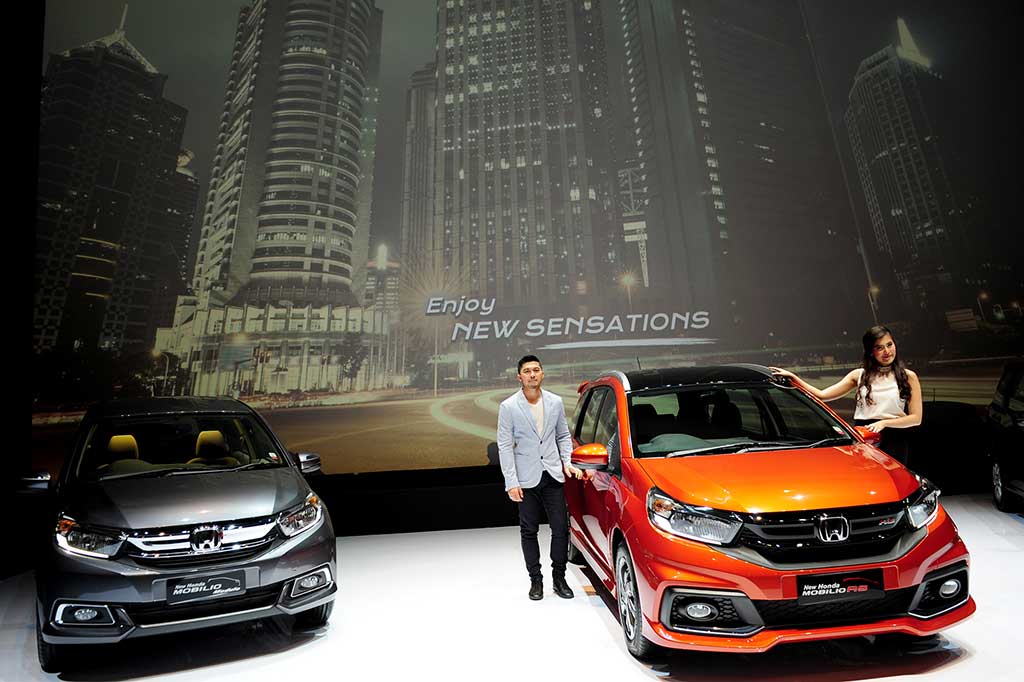 Model berpose di samping mobil New Honda Mobilio RS dan Module saat peluncuran New Honda Mobilio.