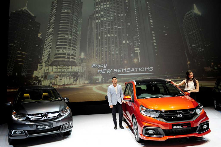 Model berpose di samping mobil New Honda Mobilio RS dan Module saat peluncuran New Honda Mobilio.