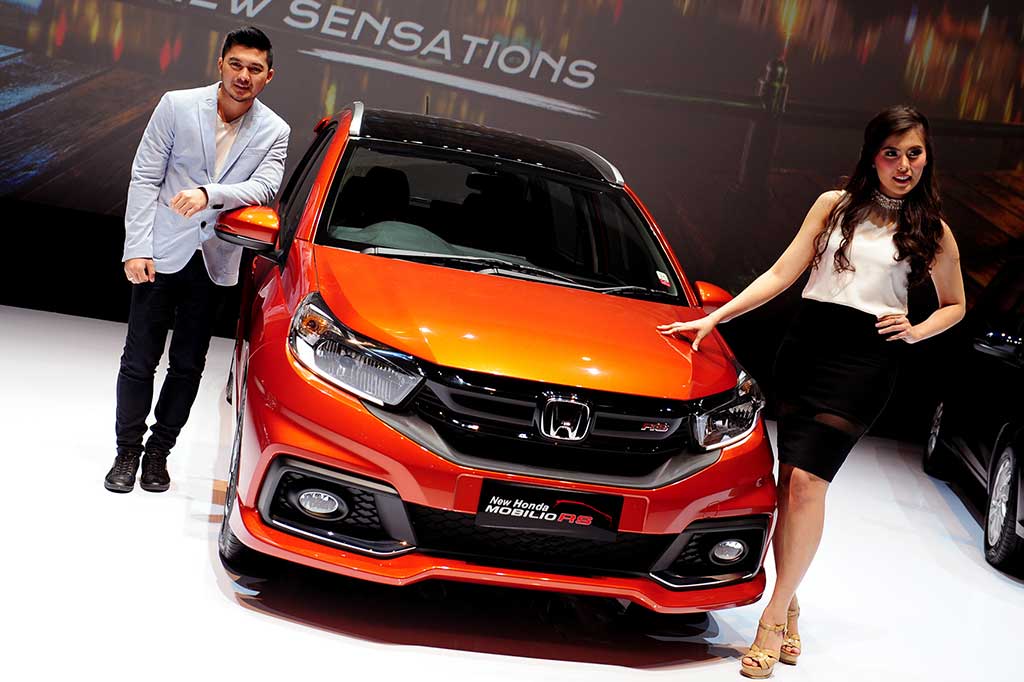 Model berpose di samping mobil New Honda Mobilio RS saat peluncuran New Honda Mobilio.