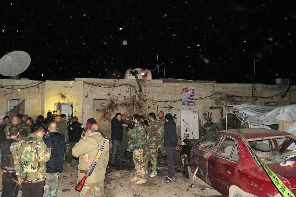 Tentara Suriah berada di lokasi ledakan bom di Kafr Sousa, barat daya Damaskus, Kamis malam.