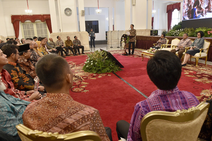 Presiden Jokowi (keempat kanan) menyampaikan arahan dalam pertemuan awal tahun pelaku industri jasa keuangan tahun 2017 di Istana Negara, Jakarta.