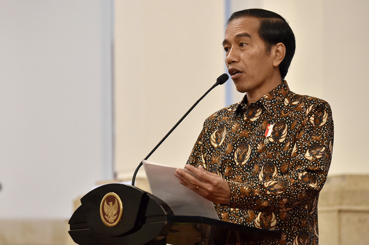 Presiden Jokowi menyampaikan arahan dalam pertemuan awal tahun pelaku industri jasa keuangan tahun 2017 di Istana Negara, Jakarta.