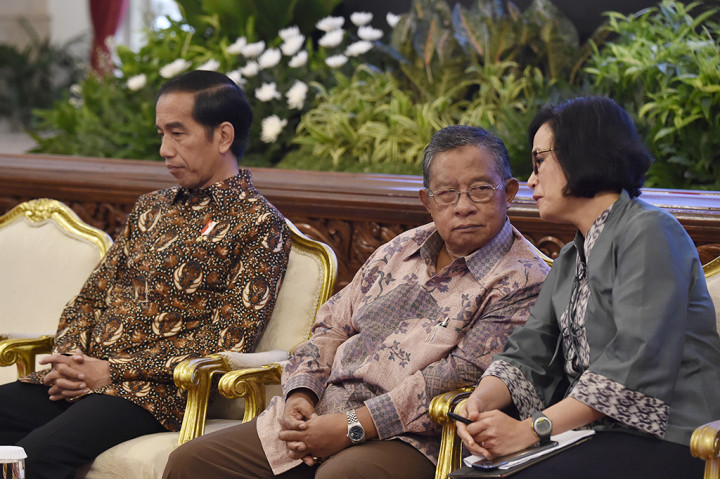 Presiden Jokowi (kiri) didampingi Menko Perekonomian Darmin Nasution (tengah) dan Menteri Keuangan Sri Mulyani (kanan) menyimak pemaparan dari Ketua Dewan Komisioner Otoritas Jasa Keuangan (OJK) Muliaman D Hadad dalam pertemuan awal tahun pelaku industri jasa keuangan tahun 2017 di Istana Negara, Jakarta.