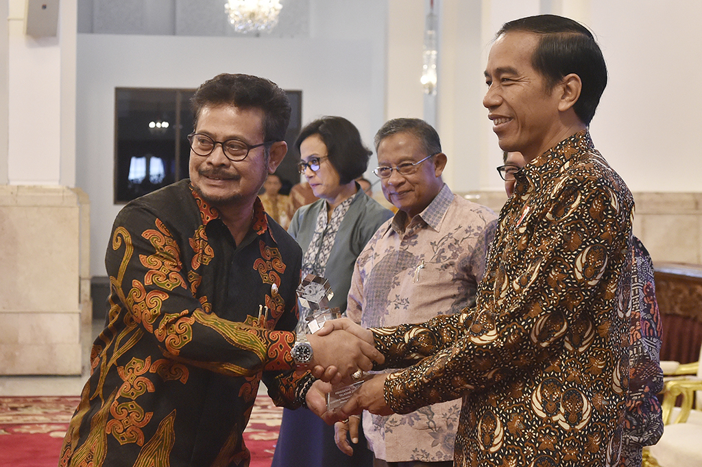 Gubernur Sulawesi Selatan Syahrul Yasin Limpo menerima penghargaan kategori Penggerak Tim Percepatan Akses Keuangan Daerah (TPAKD) Teladan 2016.