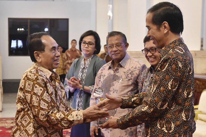 Rektor Universitas Muhammadiyah Purwokerto Syamsuhadi Irsyad menerima penghargaan kategori perguruan tinggi yang berperan aktif dalam mendorong terciptanya budaya menabung dan berinvestasi produk keuangan serta memiliki jumlah investor saham syariah terbanyak dalam satu perguruan tinggi.