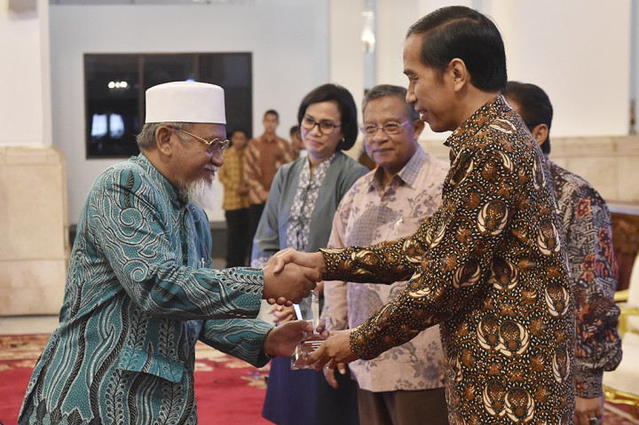 Ketua Pengurus Koperasi Baitul Maal wat Tamwil (BMT) Sidogiri Pasuruan Jawa Timur, KH. Mahmud Ali Zain menerima penghargaan karena telah berperan aktif dalam program asuransi mikro dengan pemasaran hingga Kalimantan.