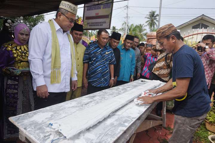 Menteri Desa, Pembangunan Daerah Tertinggal dan Transmigrasi Eko Putro Sandjojo (kiri) melihat proses pembuatan gipsum oleh pekerja BUMDes Cahaya Permata yang dibentuk dengan pemanfaatan dana desa di Desa Talulobutu, Kecamatan Tapa, Kabupaten Bone Bolango, Gorontalo.