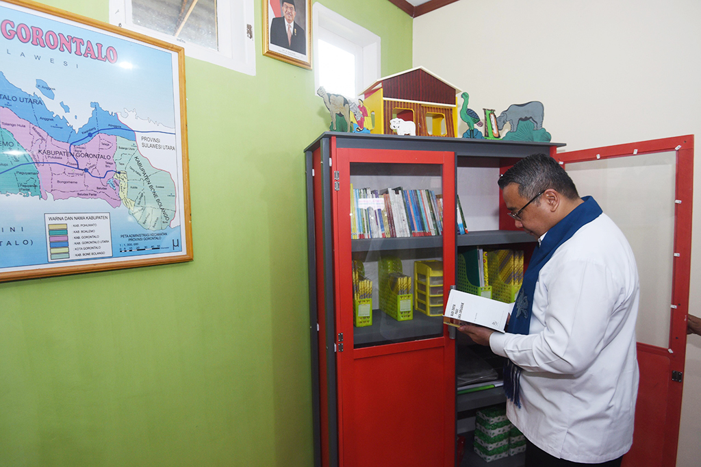 Menteri Desa, Pembangunan Daerah Tertinggal dan Transmigrasi Eko Putro Sandjojo meninjau perpustakaan yang dibangun dengan pemanfaatan dana desa di Desa Ayula Selatan, Kecamatan Bulango Selatan, Kabupaten Bone Bolango, Gorontalo.
