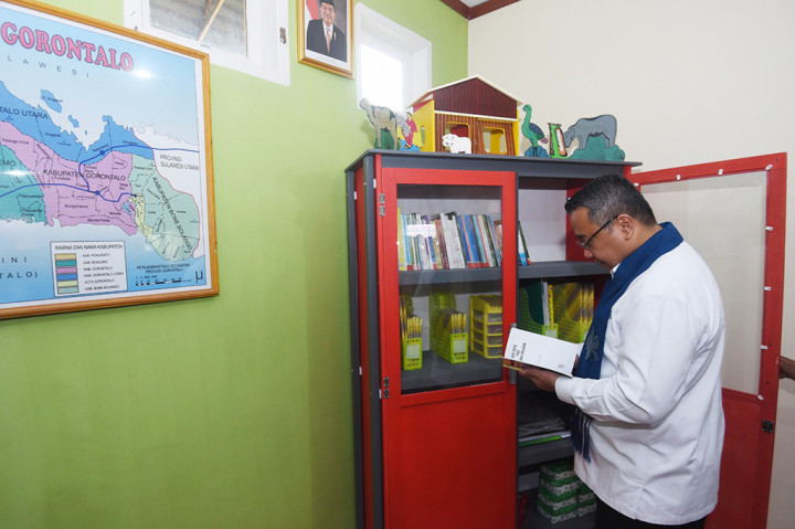 Menteri Desa, Pembangunan Daerah Tertinggal dan Transmigrasi Eko Putro Sandjojo meninjau perpustakaan yang dibangun dengan pemanfaatan dana desa di Desa Ayula Selatan, Kecamatan Bulango Selatan, Kabupaten Bone Bolango, Gorontalo.