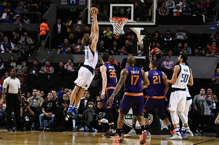 Dan Dirk Nowitzki mencetak 18 poin.