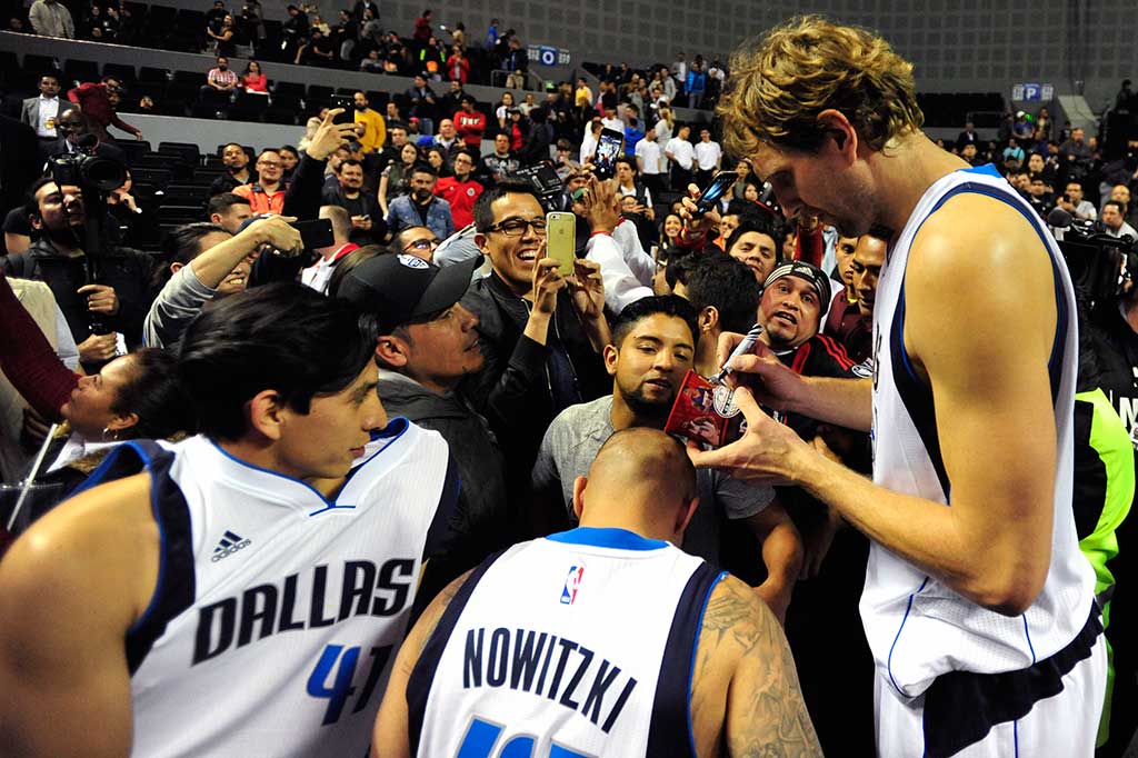 Nowitzki memenuhi permintaan tanda tangan penggemar setelah laga usai.