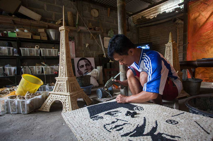 Perajin menyelesaikan pembuatan lukisan wajah Presiden pertama RI, Ir. Soekarno menggunakan limbah batang jagung di Giowari Putra Craft, Minggir II, Sendangagung, Minggir, Sleman, DI Yogyakarta, Jumat (13/1/2017).