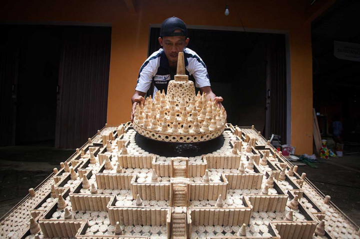 Perajin menyelesaikan pembuatan miniatur Candi Borobudur berbahan tongkol jagung, di Giowari Putra Craft, Minggir, Sleman.