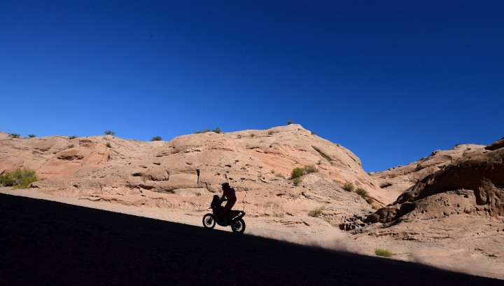 Seorang pereli sepeda motor sedang mendaki punggung cadas. Total jarak tempuh reli maraton yang dimulai pada 1 Januari dari Paraguai ini hampir 9 ribu kilometer.