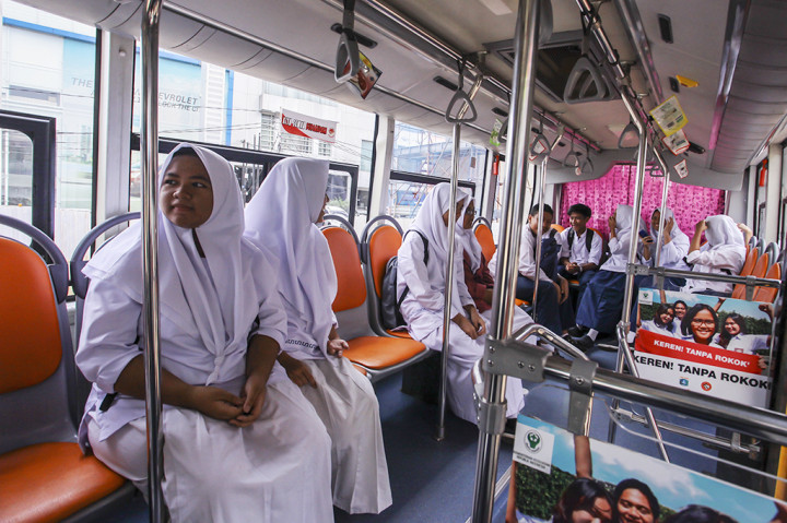 Pelajar menggunakan bus sekolah gratis di Jakarta.