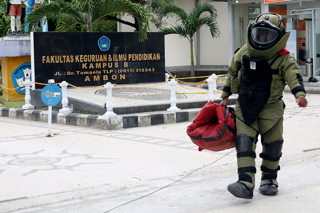 Petugas Tim Jihandak Polda Maluku mengevakuasi benda mencurigakan yang ditemukan di Kampus B, Fakultas Keguruan dan Ilmu Pendidikan, Universitas Pattimura (Unpatti) Ambon, Maluku.