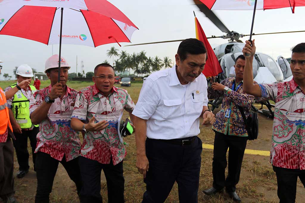 Menko Kemaritiman Luhut Panjaitan (ketiga kanan) bersama Dirut PT Pelindo I, Bambang Eka Cahyana (ketiga kiri) turun dari helikopter ketika akan meninjau Pelabuhan Multi Purpose Kuala Tanjung, di Batubara, Sumatera Utara, Jumat.