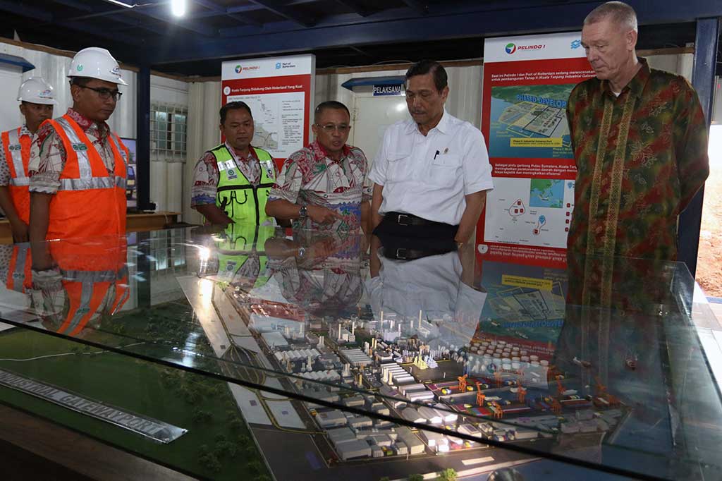 Menko Kemaritiman Luhut Panjaitan (kedua kanan) bersama Dirut PT Pelindo I, Bambang Eka Cahyana (ketiga kanan) melihat maket Pelabuhan Multi Purpose Kuala Tanjung, di Batubara, Sumut.