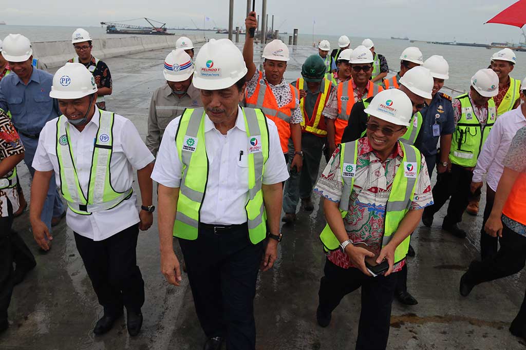 Menko Kemaritiman Luhut Panjaitan bersama Dirut PT Pelindo I, Bambang Eka Cahyana meninjau Pelabuhan Multi Purpose Kuala Tanjung, di Batubara, Sumut.