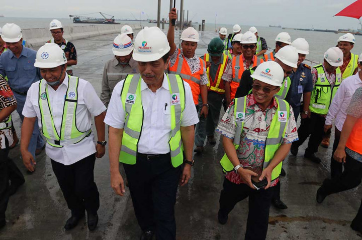 Menko Kemaritiman Luhut Panjaitan bersama Dirut PT Pelindo I, Bambang Eka Cahyana meninjau Pelabuhan Multi Purpose Kuala Tanjung, di Batubara, Sumut.