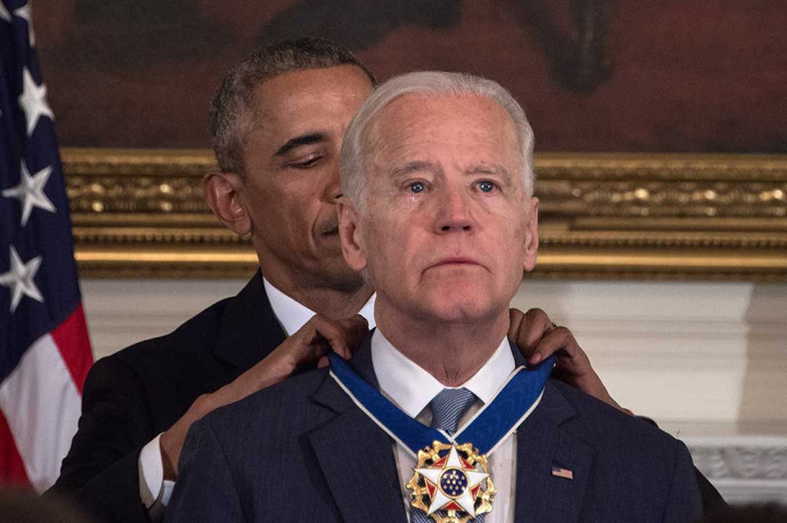 Presiden AS Barack Obama menyematkan penghargaan Presidential Medal of Freedom kepada Wapres Joe Biden di Gedung Putih, Kamis.