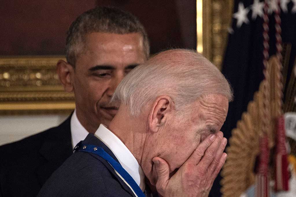 Biden berlinang air mata saat menerima penghargaan Presidential Medal of Freedom.