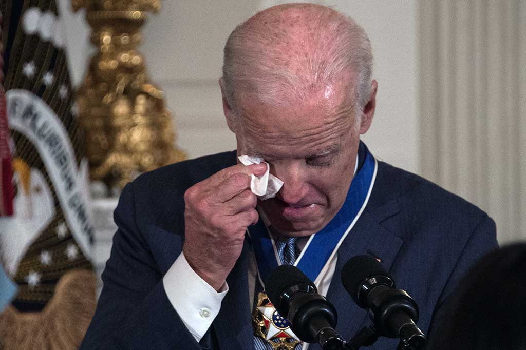 Setelah menenangkan diri dan menerima medali, Biden melangkah ke mimbar kemudian menyampaikan sambutan.