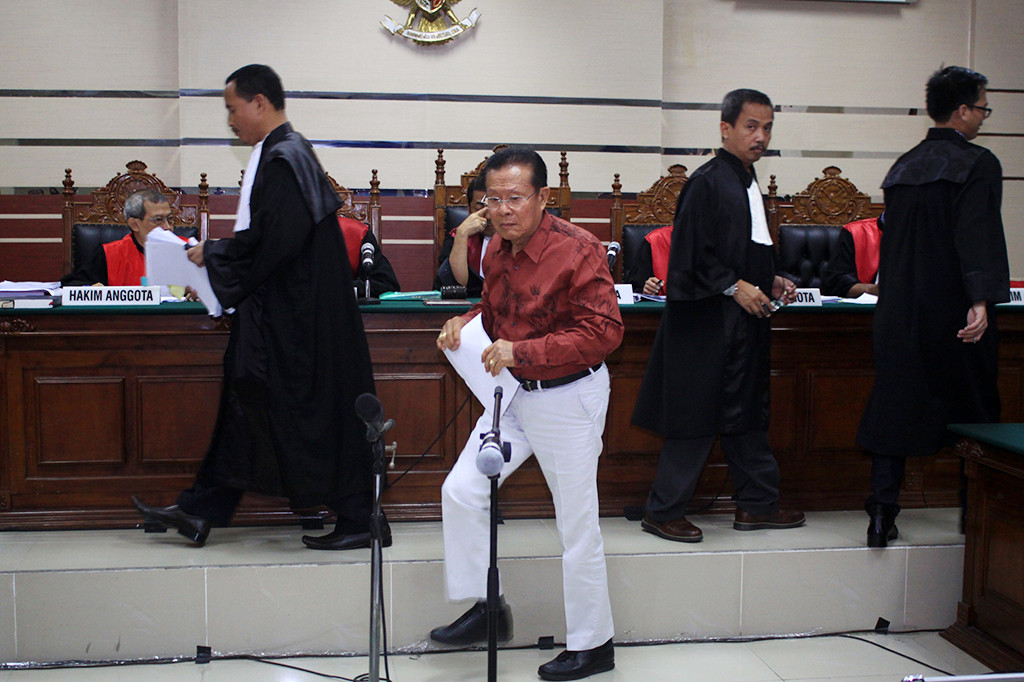 Direktur Utama PT Sempulur, Oepojo Sardjono (tengah) hadir sebagai saksi di sidang lanjutan Dahlan Iskan.