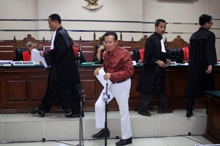 Direktur Utama PT Sempulur, Oepojo Sardjono (tengah) hadir sebagai saksi di sidang lanjutan Dahlan Iskan.