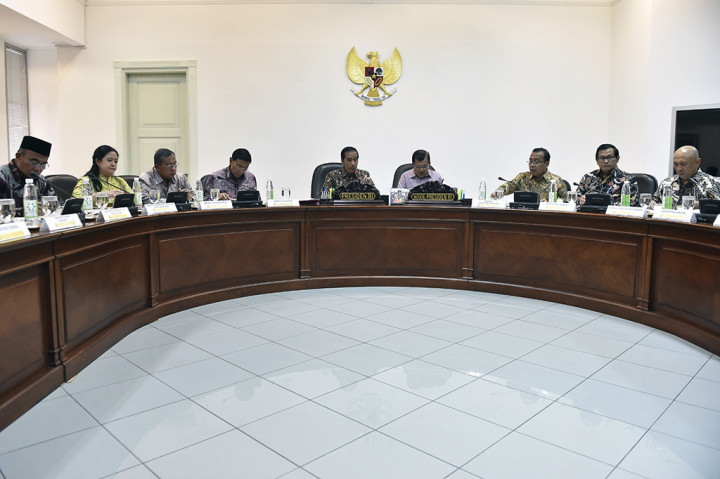 Presiden Joko Widodo (kelima kiri) didampingi Wakil Presiden Jusuf Kalla (keempat kanan) menyampaikan arahan pada rapat terbatas tentang Integrasi Penyaluran Subsidi Energi dengan Program Kartu Keluarga Sejahtera di Kantor Presiden, Jakarta.