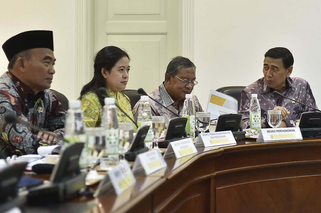 (dari kanan) Menko Polhukam Wiranto, Menko Perekonomian Darmin Nasution, Menko PMK Puan Maharani dan Menteri Pendidikan dan Kebudayaan Muhadjir Effendy saat mengikuti rapat terbatas tentang Integrasi Penyaluran Subsidi Energi dengan Program Kartu Keluarga Sejahtera di Kantor Presiden, Jakarta.