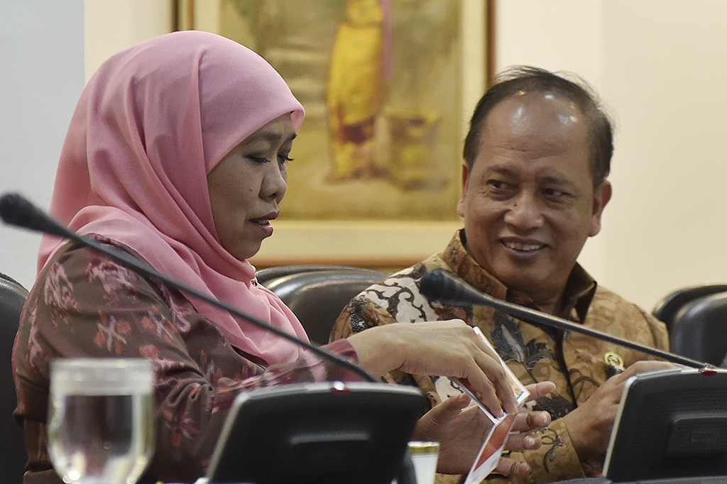 Menteri Sosial Khofifah Indar Parawansa (kiri) dan Menristek Dikti M Nasir saat mengikuti rapat terbatas tentang Integrasi Penyaluran Subsidi Energi dengan Program Kartu Keluarga Sejahtera di Kantor Presiden, Jakarta.