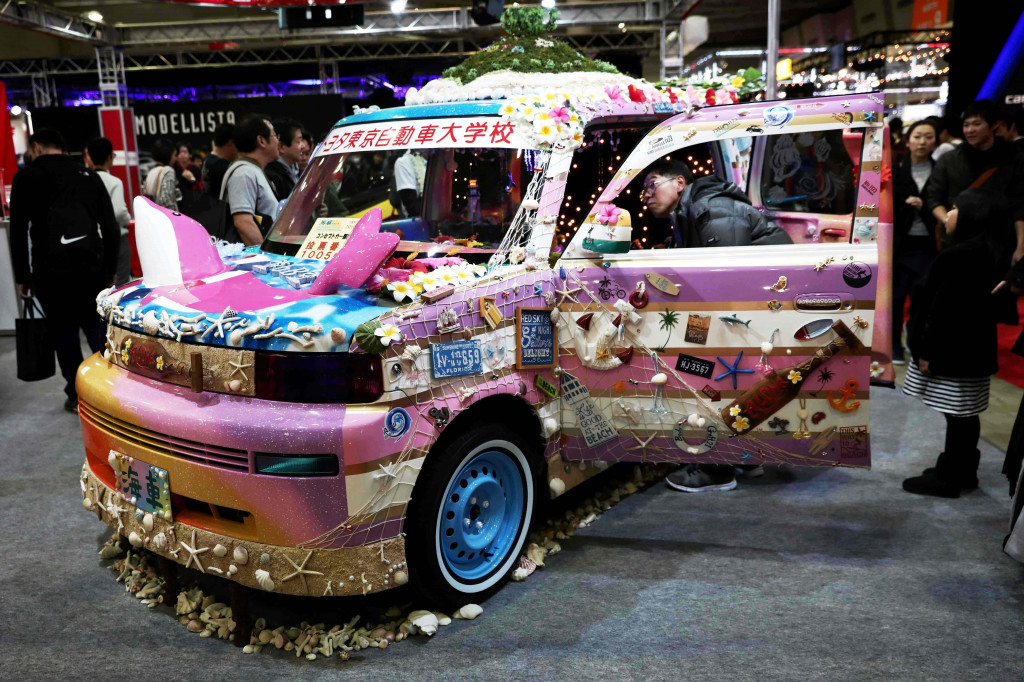 Pengunjung melihat interior sebuah mobil yang berdandan tema laut.