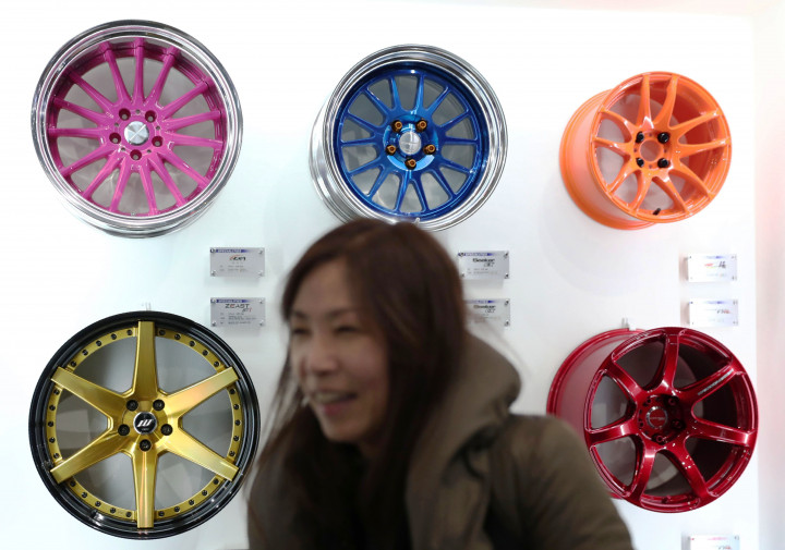 Velg warna warni nampaknya masih menjadi trend modifikasi mobil tahun ini. 