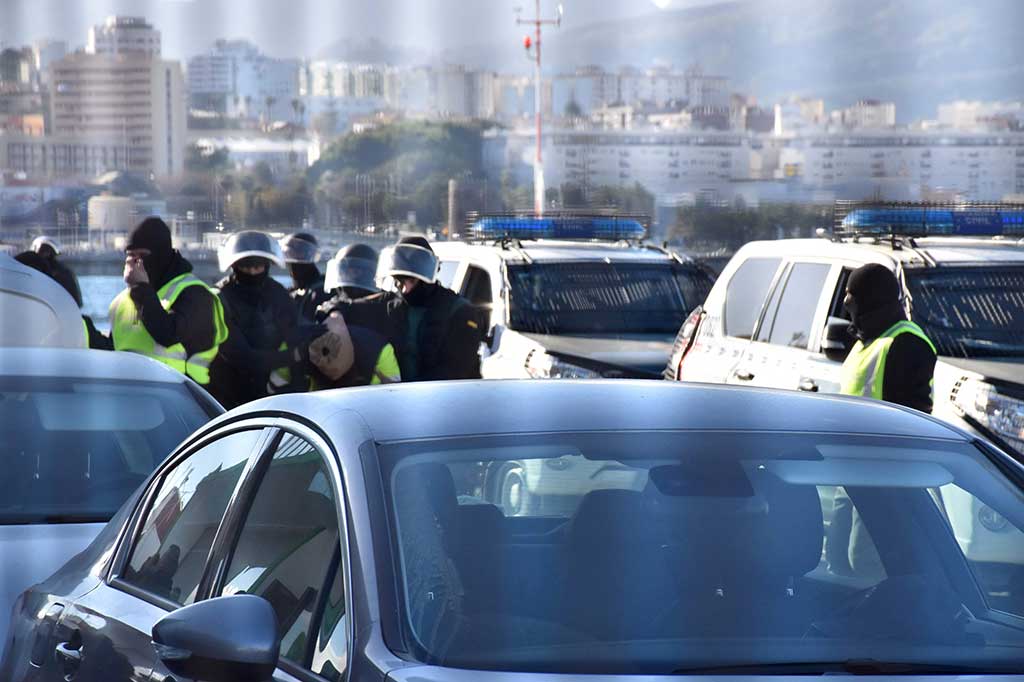 Polisi Spanyol mengamankan seorang yang diduga memiliki hubungan dengan gerilyawan di Cueta, kawasan kantong Spanyol di Afrika Utara, Jumat.