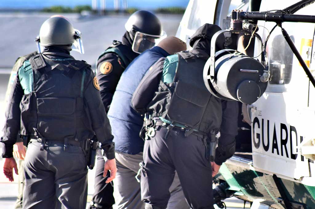 Tersangka dibawa dengan sebuah helikopter.