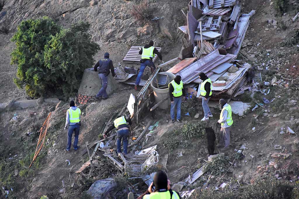 Polisi Spanyol melakukan pencarian barang bukti di sebuah tangah kosong setelah penangkapan dua orang yang diduga memilki hubungan dengan gerilyawan. Polisi memeriksa enam lokasi dalam kaitannya dengan penangkapan tersebut