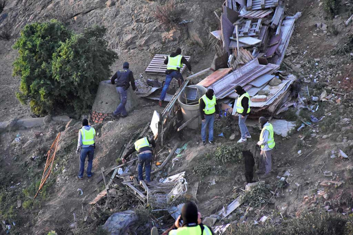 Polisi Spanyol melakukan pencarian barang bukti di sebuah tangah kosong setelah penangkapan dua orang yang diduga memilki hubungan dengan gerilyawan. Polisi memeriksa enam lokasi dalam kaitannya dengan penangkapan tersebut