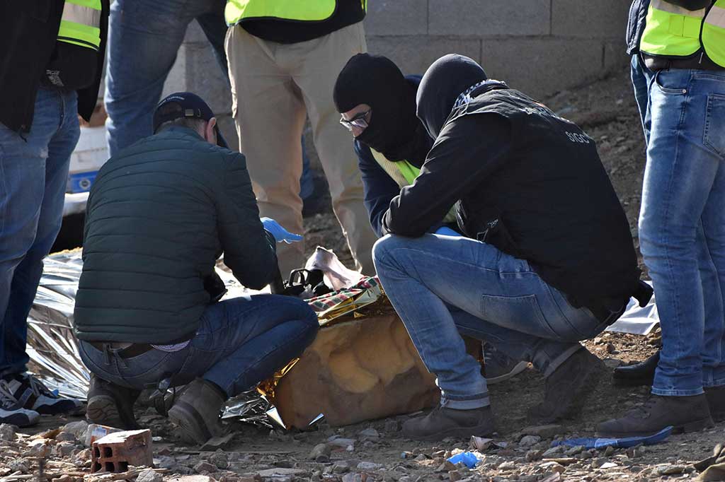 Polisi Spanyol memeriksa senjata yang ditemukan selama pencarian di sebuah tanah kosong di Cueta.