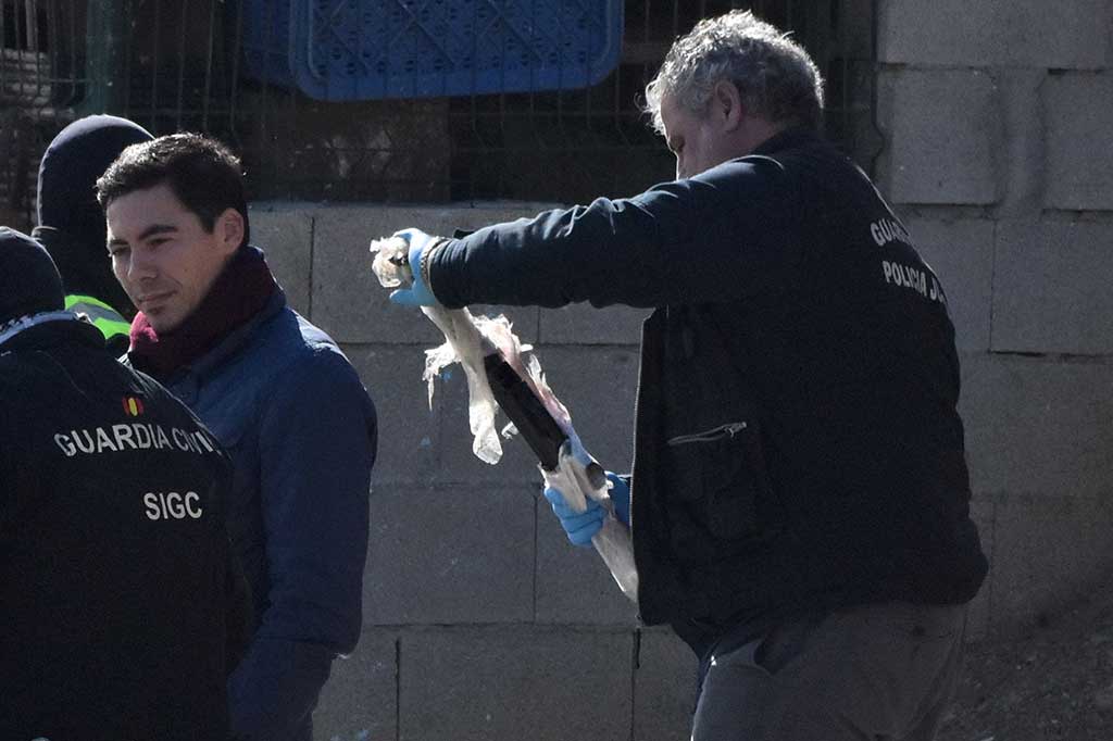 Polisi Spanyol memeriksa senjata yang ditemukan.