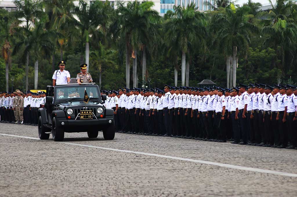 Kapolri Jenderal Tito Karnavian (kanan) melakukan pemeriksaan pasukan saat memimpin apel HUT ke-36 Satuan Pengamanan (Satpam) di Lapangan Silang Monas, Jakarta, Sabtu (14/1/2017).