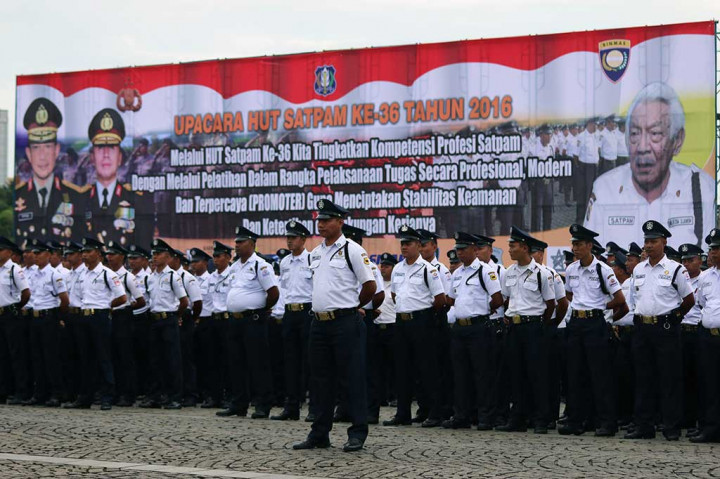 Anggota satpam mengikuti apel di Lapangan Silang Monas, Jakarta, Sabtu.