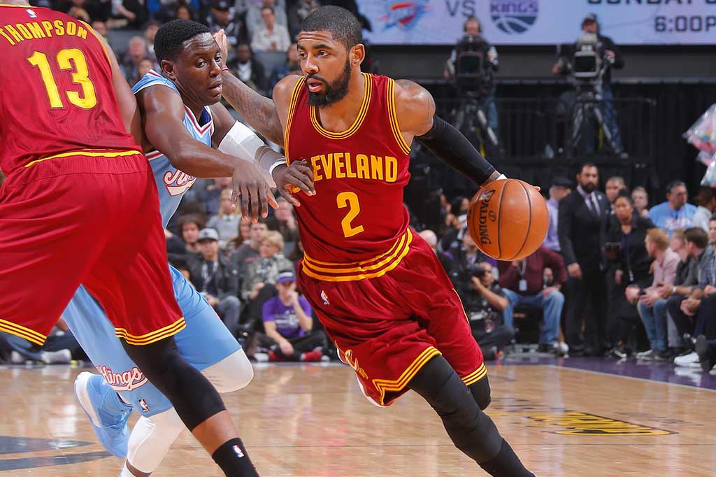 Kyrie Irving berusaha melewati hadangan pebasket Sacramento Kings. Irving menyelesaikan laga dengan menyumbang 26 poin, 3 rebound, dan 5 assist.